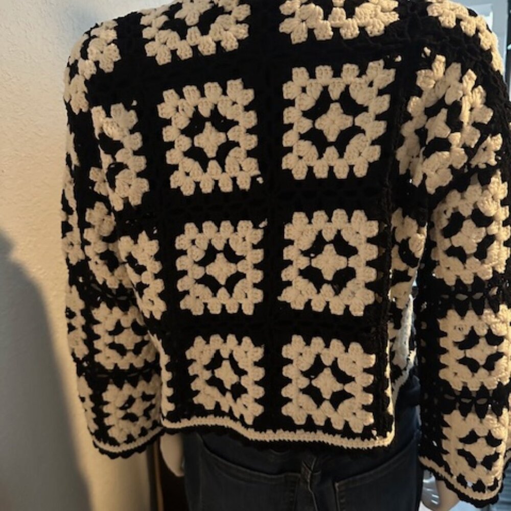 Alice + Olivia Anderson Crochet Cropped Cardigan Sweater NWT - Picture 5 of 6